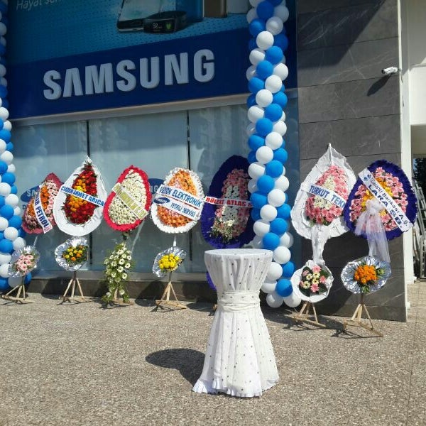 รูปภาพถ่ายที่ Çağdaş Holding Samsung Digital Plaza โดย Ebru A. เมื่อ 5/26/2014