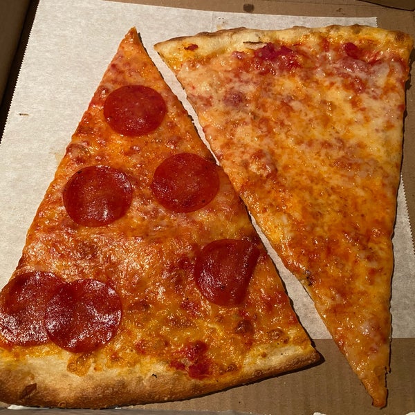 Снимок сделан в Joe&#39;s Pizza - Hollywood Blvd пользователем Phill C. 12/25/2020