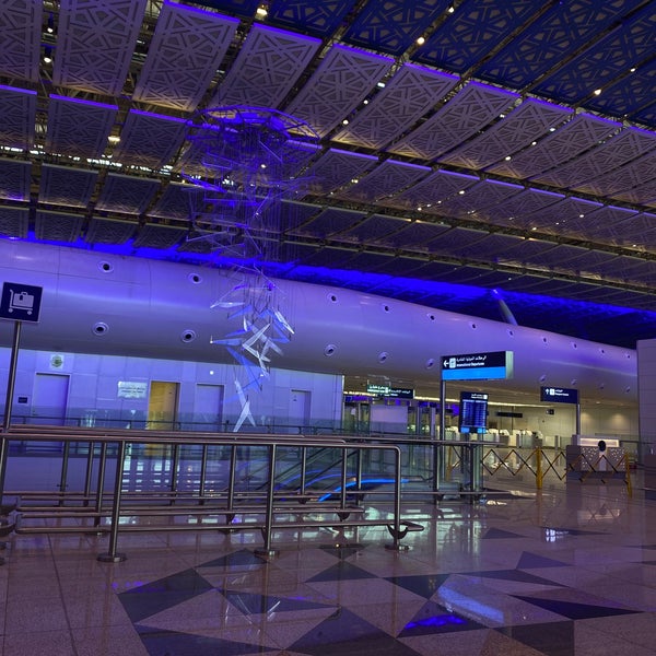 รูปภาพถ่ายที่ King Abdulaziz International Airport (JED) โดย 🧞‍♀️ เมื่อ 12/16/2021