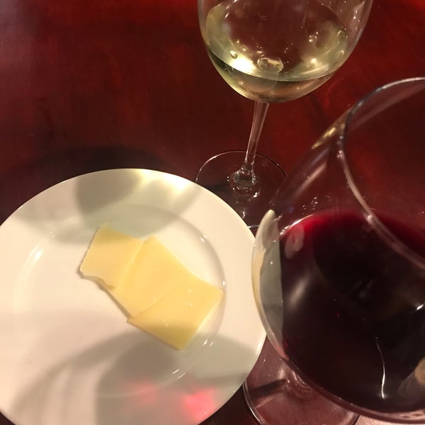 Hızlı servis,güler yüzlü hizmet😊Tercihim kırmızı🍷ile birlikte Napoliten soslu makarnaydı.Beğendim😊Yemek sonrası peynir tabağı ikramıyla şaraplarımızı yudumlamaya devam ettik🧀(Peynirden kalanlar🙈)