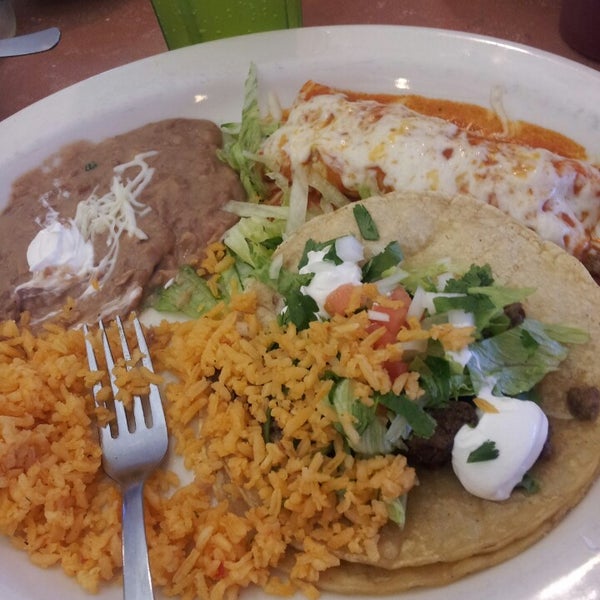 Foto tomada en Lindo Mexico Restaurant  por Kandie M. el 8/9/2013