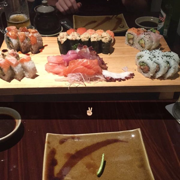 Los rolls se caían a pedazos y se pegaban a la tabla. El pescado no es de la calidad que encuentras en otros sitios. Bonito lugar y buena atención, al menos. Necesitan mejores sushi chefs.