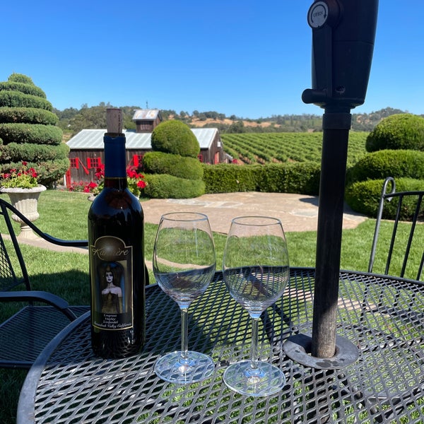 Karmere Vineyards Winery Cantina in Plymouth