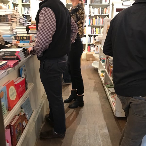 Photo taken at Diesel, A Bookstore by Veronica R. on 12/20/2016