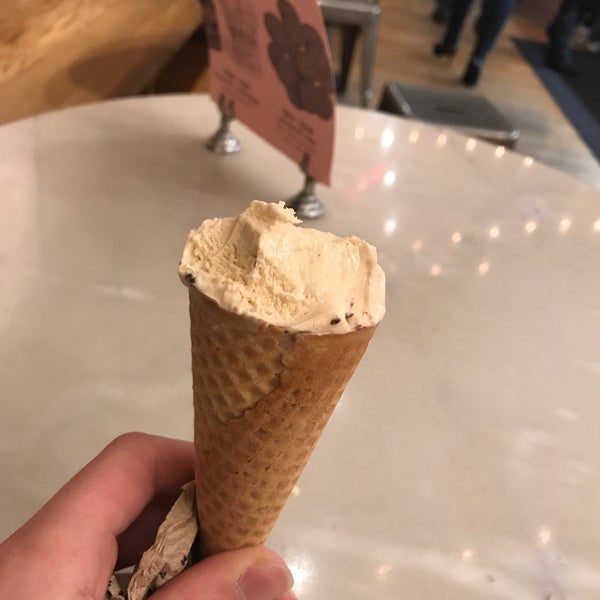 Снимок сделан в Jeni&#39;s Splendid Ice Creams пользователем Dayzer H. 11/17/2019