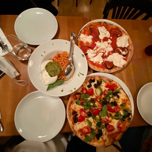 Foto tomada en Pizzeria Pera  por Marals el 11/11/2020