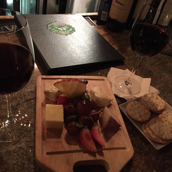 Das Foto wurde bei Orleans Grapevine Wine Bar and Bistro von Axe am 5/7/2015 aufgenommen