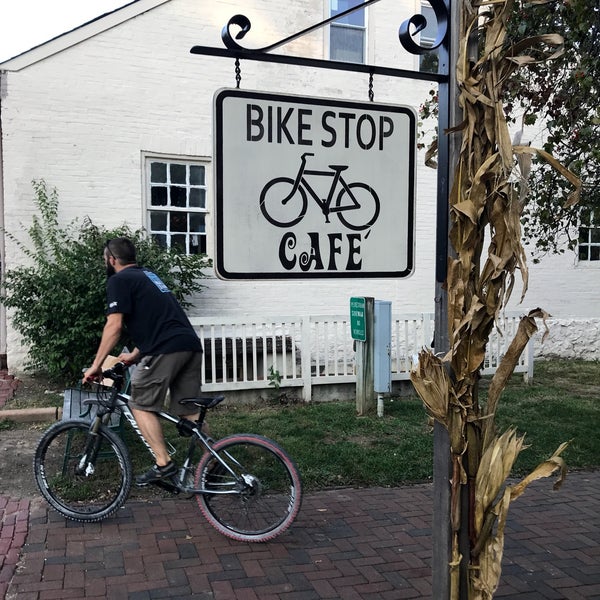Das Foto wurde bei Bike Stop Cafe von Axe am 10/13/2017 aufgenommen