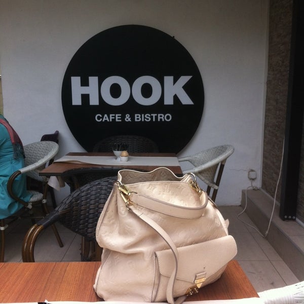 Das Foto wurde bei Hook Cafe Bistro von Özlem K. am 5/29/2014 aufgenommen