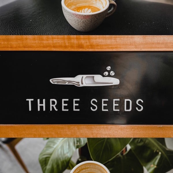 Foto tirada no(a) Three Seeds Coffee por Sarah em 6/15/2021