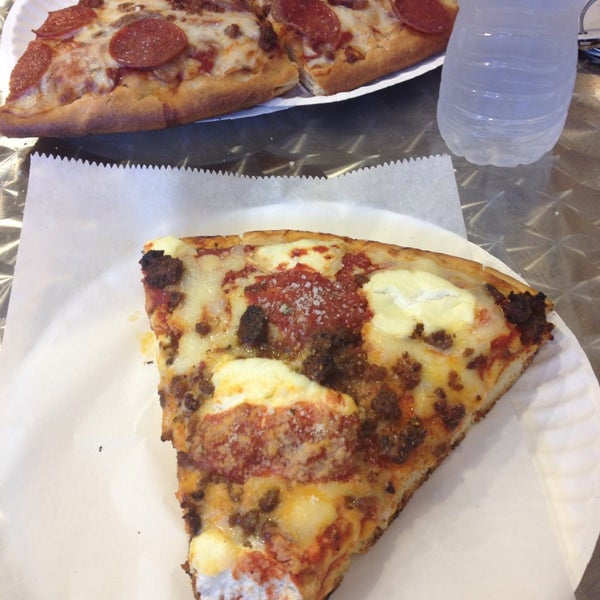 รูปภาพถ่ายที่ Not Ray&#39;s Pizza โดย Rachel S. เมื่อ 6/14/2013
