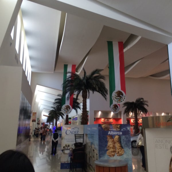 รูปภาพถ่ายที่ Galerías Mall โดย Carlos M. เมื่อ 9/27/2015