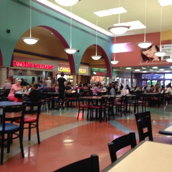 รูปภาพถ่ายที่ Foothills Mall โดย Carlos M. เมื่อ 9/28/2013