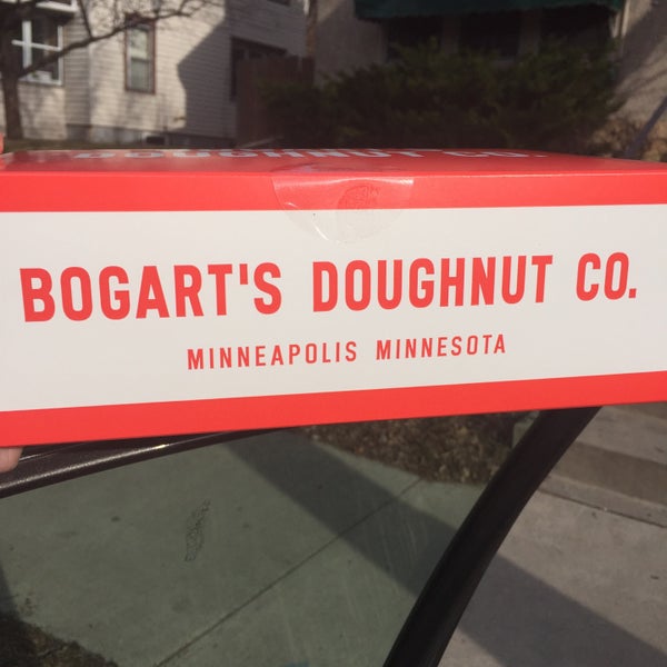 Das Foto wurde bei Bogart&#39;s Doughnut Co. von Lisa D. am 3/25/2016 aufgenommen