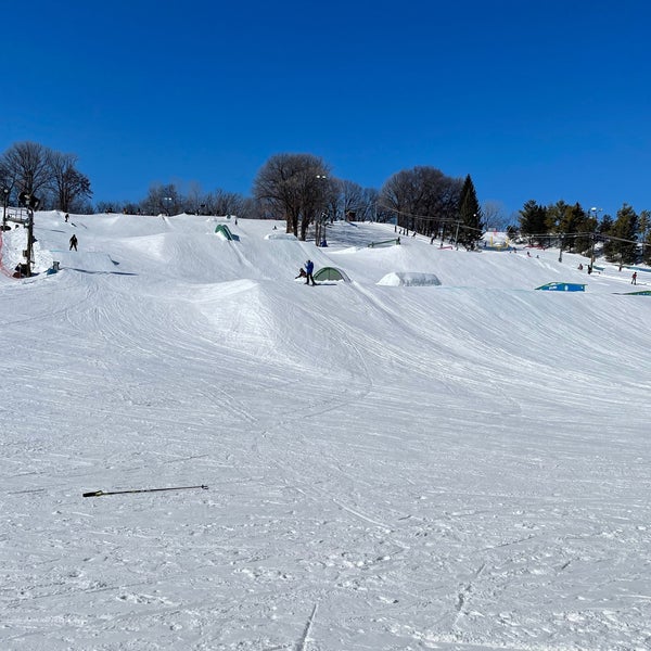 2/26/2022 tarihinde Lisa D.ziyaretçi tarafından Hyland Ski and Snowboard Area'de çekilen fotoğraf