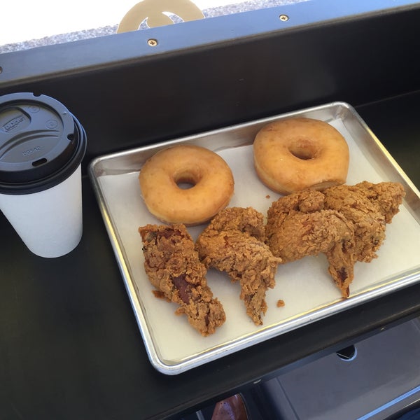 Снимок сделан в Sam&#39;s Fried Chicken &amp; Donuts пользователем Batiste K. 5/5/2016