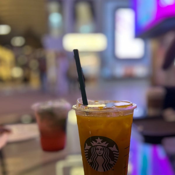 Foto diambil di Starbucks oleh 💗 🏹 pada 9/26/2022