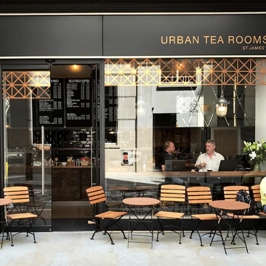 Foto tirada no(a) Urban Tea Rooms por Vivien H. em 5/26/2017