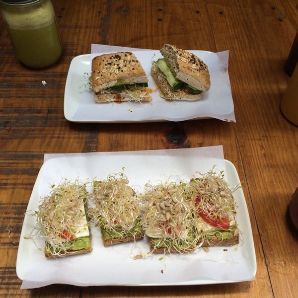 Foto diambil di La Fresca - Juice Bar &amp; Raw Food oleh Doble N. pada 7/29/2014