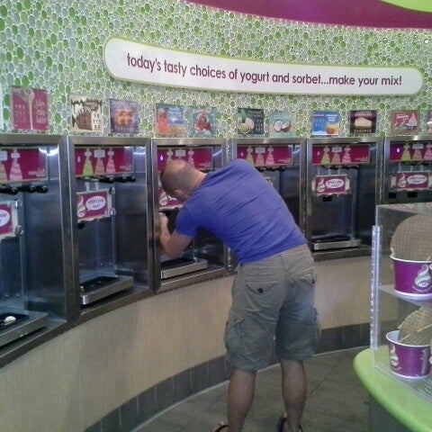 Photo taken at Menchie&#39;s by Howard P. on 6/2/2014