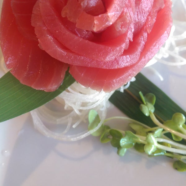 Love the maguro sashimi! And it's beautifully presented, to boot!