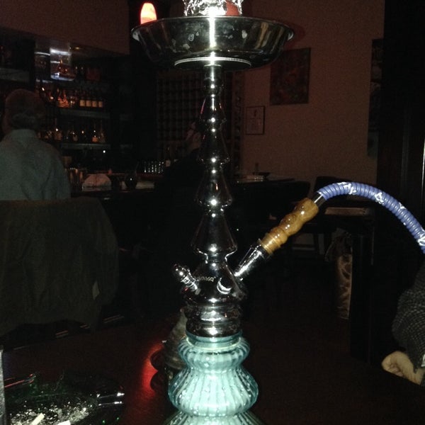 Foto tomada en Mona Lounge &amp; Cigar Bar  por Bushtik el 2/19/2014