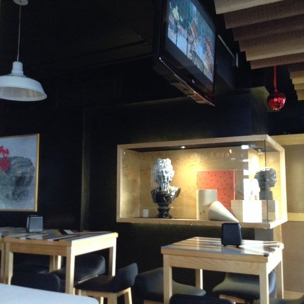 12/4/2013 tarihinde Claudia Luz R.ziyaretçi tarafından Legends Kitchen &amp; Bar'de çekilen fotoğraf