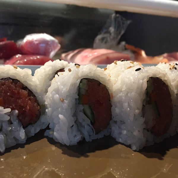 Снимок сделан в Sushi On The Rock пользователем Leilani L. 2/19/2017