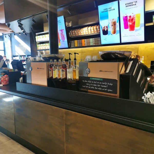 Foto tirada no(a) Starbucks por Niels V. em 5/22/2022