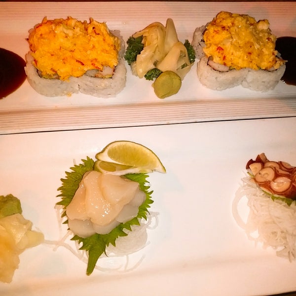 รูปภาพถ่ายที่ Tsukuro Asian Inspired Eatery โดย Robert M. เมื่อ 5/30/2017