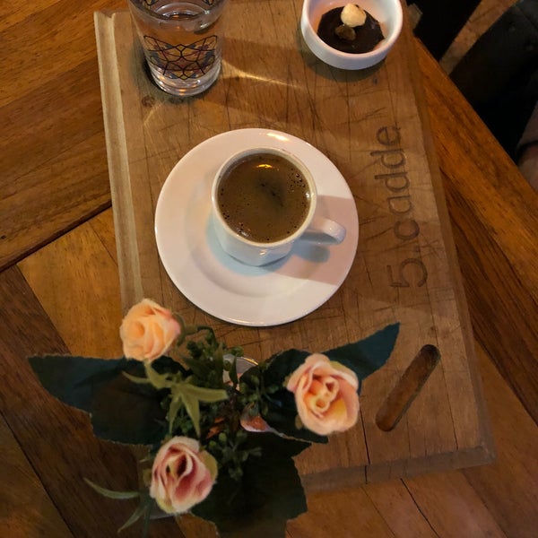 Das Foto wurde bei Cafe 5. Cadde von Emre Ç. am 2/29/2020 aufgenommen