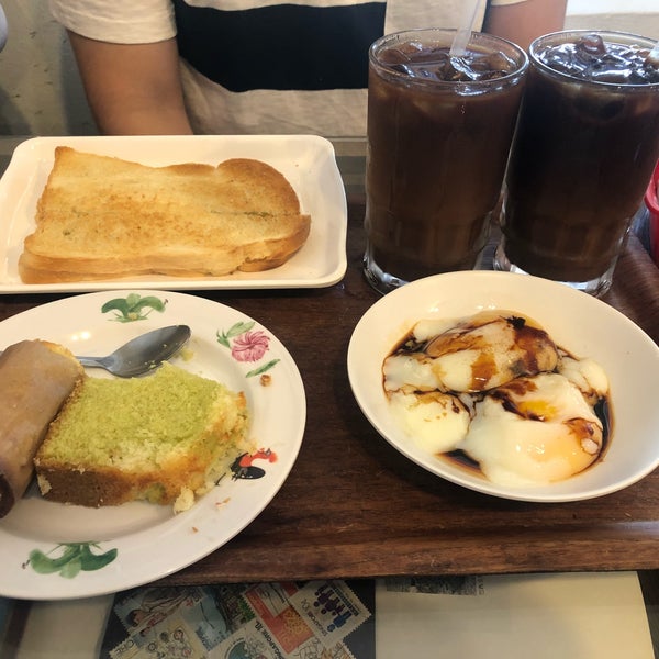 Photo taken at Dong Po Colonial Cafe | 東坡茶室 by Peijie L. on 8/26/2018