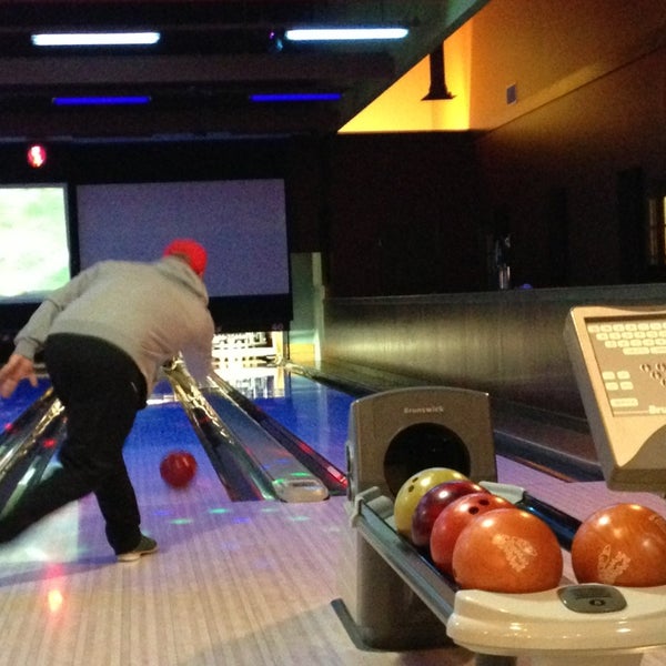 รูปภาพถ่ายที่ Sempeck&#39;s Bowling &amp; Entertainment โดย Marshall K. เมื่อ 12/24/2012