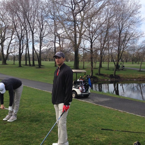 Foto diambil di Clearview Park Golf Course oleh Marshall K. pada 4/26/2014