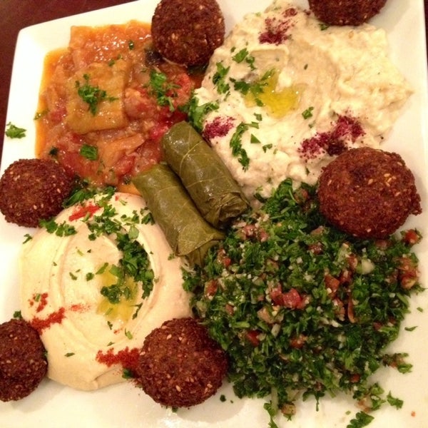 Das Foto wurde bei Al Salam Restaurant and Market von Naomi R. am 6/28/2014 aufgenommen