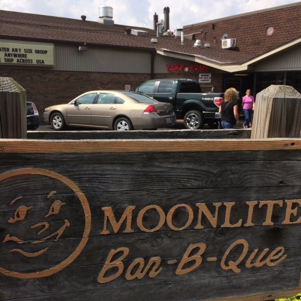 Photo taken at Moonlite Bar-B-Q Inn by Aaron on 9/20/2014