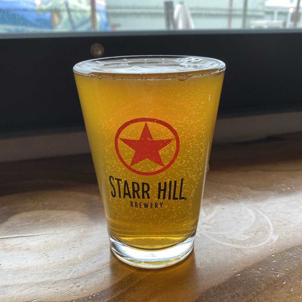 รูปภาพถ่ายที่ Starr Hill Brewery โดย Aaron D. เมื่อ 4/4/2022