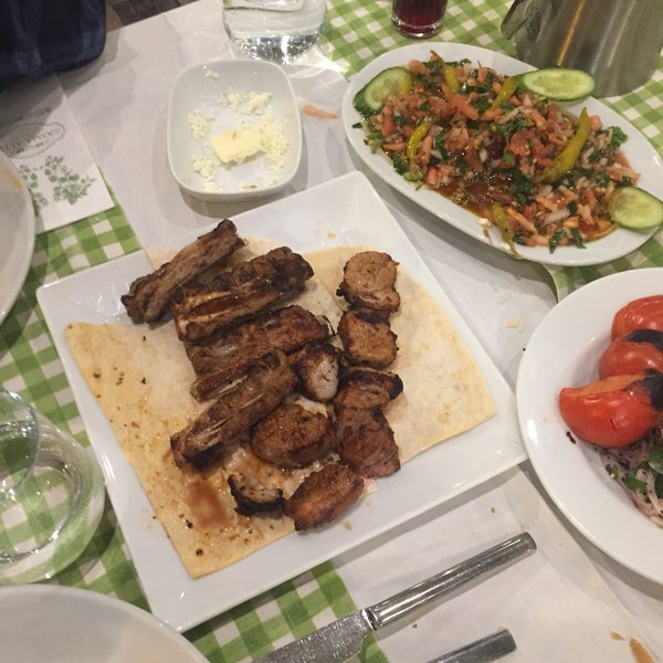 รูปภาพถ่ายที่ Asma Altı Ocakbaşı Restaurant โดย Serkan Rezan A. เมื่อ 2/28/2020