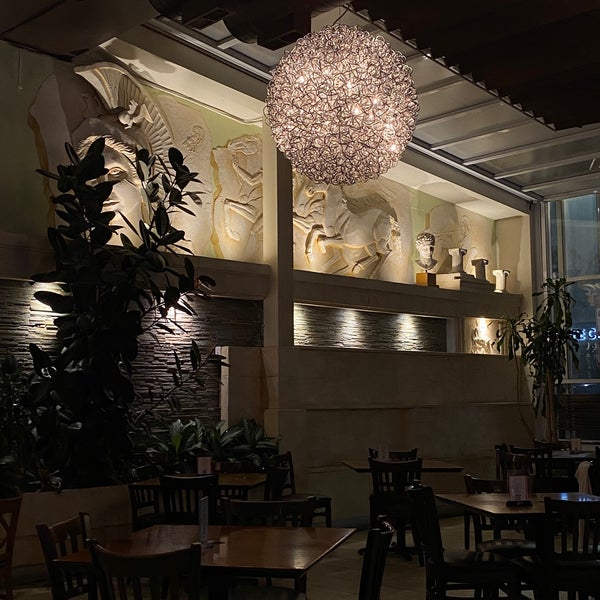 รูปภาพถ่ายที่ Athena Greek Restaurant โดย 🇺🇸 เมื่อ 9/8/2021