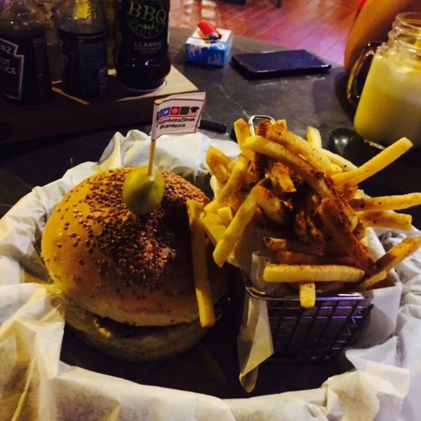 Das Foto wurde bei Karnivora Steak &amp; Burger House von Kenan G. am 9/18/2015 aufgenommen