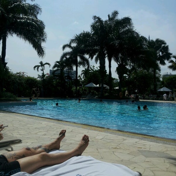 Das Foto wurde bei Poolside - Hotel Mulia Senayan, Jakarta von Astrid C. am 6/2/2013 aufgenommen
