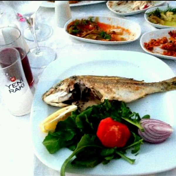 Foto tirada no(a) Mavraki Balık Restaurant por 👱👱Nilll👱👱 em 9/7/2016