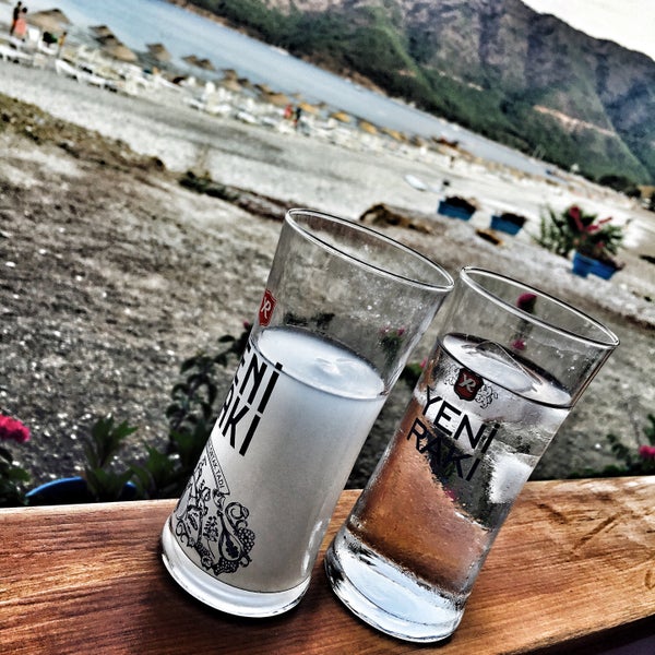 Das Foto wurde bei Sinemis Hotel Beach &amp; Restaurant von HüseyinAytekin am 7/8/2016 aufgenommen