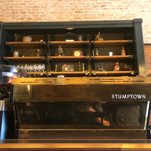 Das Foto wurde bei Stumptown Coffee Roasters von Ed H. am 8/25/2018 aufgenommen