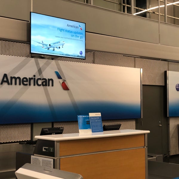 รูปภาพถ่ายที่ American Airlines Ticket Counter โดย Ed H. เมื่อ 6/22/2019