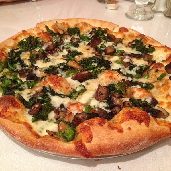รูปภาพถ่ายที่ Romeo&#39;s Pizza โดย SNAPPETIZERS เมื่อ 5/31/2013