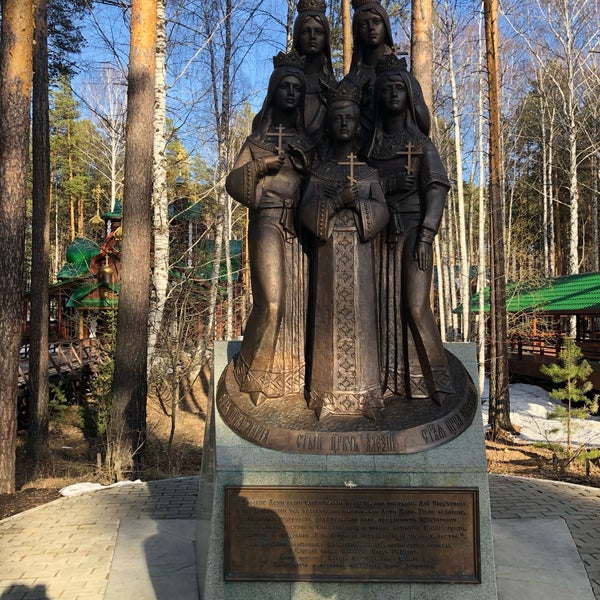 Монастырь святых царственных страстотерпцев в екатеринбурге. Музей ганина яма екатеринбург. Ганина яма сколько. Монастырь святых царственных страстотерпцев в екатеринбурге. Ганина яма сколько.