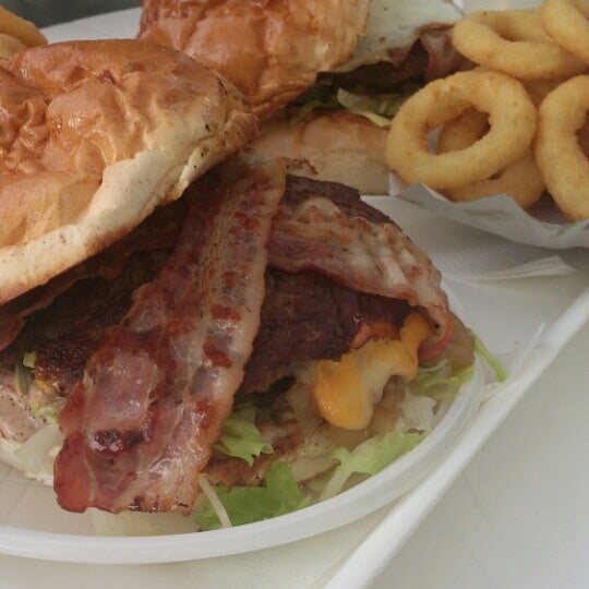 Foto tomada en Big Daddy Burger Bár  por Viktória B. el 8/1/2014