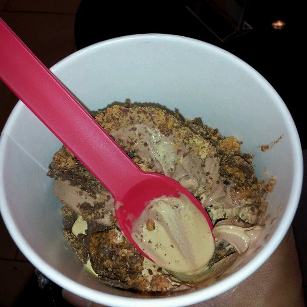 Photo taken at Off The Wall Frozen Yogurt by Danyl R. on 7/20/2013