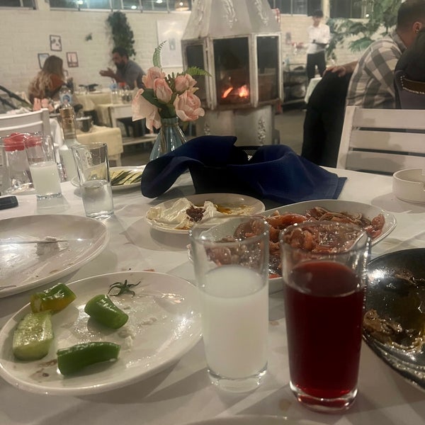Foto diambil di KoyuMavi Balık Restaurant oleh M.Efe Ç. pada 3/17/2023